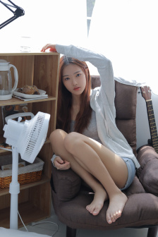 丫鬟露出双乳让老爷玩弄